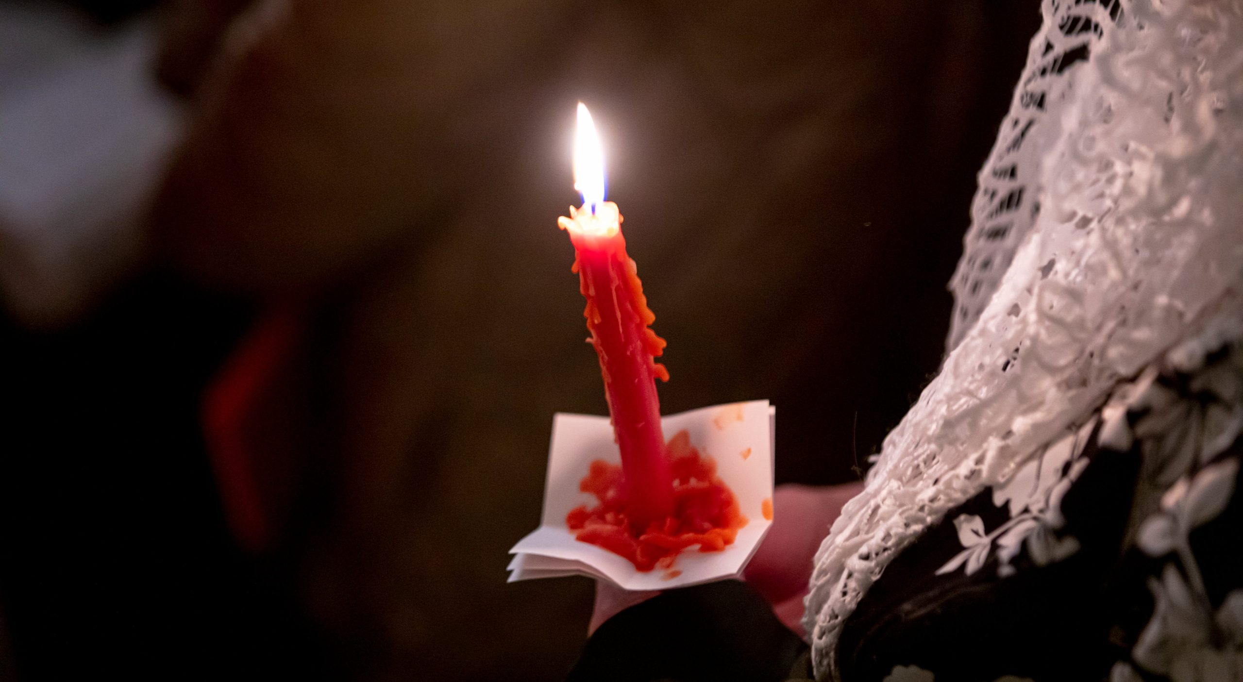Свеча надежды. Зажженная Пасхальная свеча. Громничная свеча. Свеча Благодарения Молдавия. Свеча на ветру песня